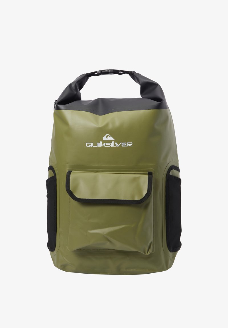 Mochila impermeable de color verde oliva con cierre superior enrollable, detalles en negro, bolsillos de malla laterales y un bolsillo con solapa en la parte delantera. Logotipo en la parte frontal.