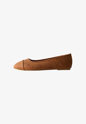 Zapato de ballet plano marrón con puntera puntiaguda y elaborados patrones florales recortados a lo largo de los lados.