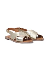 Metalen gouden slingback sandalen met kruiselings bovenbanden, open tenen, platte zool en verstelbare gesp. Glad textuur.