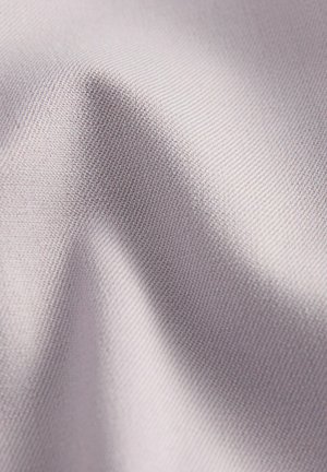 Lichtgrijze stof, gladde textuur met een subtiel geweven patroon, iets reflecterend in uiterlijk, met zachte plooien en kreuken.