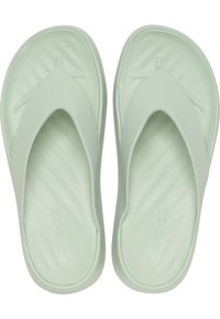 Ciabatte flip-flop verde chiaro con una soletta testurizzata e fascette lisce, con il nome del marchio "Crocs" in rilievo sul lato.