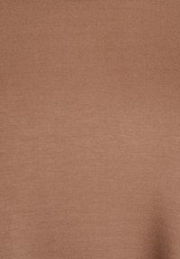 Miękka, teksturowana tkanina w stonowanym kolorze terakoty, z gładkim, lekko błyszczącym wykończeniem. Idealna do codziennego noszenia lub na warstwy.