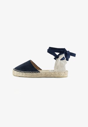 Espadrillas in suede blu navy con suola in juta. Presentano un tallone in tessuto intrecciato, lacci alla caviglia e dettagli cuciti lungo la suola.