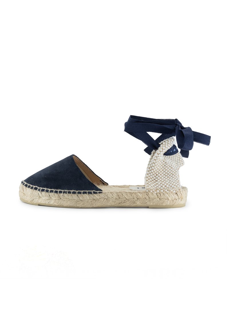 Marineblaues Wildleder-Espadrilles mit einer Jutesohle. Verfügt über eine gewebte Fersenpartie, Knöchelbindebänder und gestickte Details entlang der Sohle.