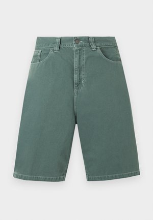 Grønne denimshorts med høy midje og knelengde, med knapper foran, glidelås, beltehemper og to synlige lommer foran, på ensfarget bakgrunn.