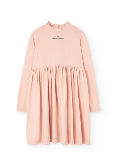 Langärmliges rosa Kleid aus weichem Stoff, mit einem Rüschenausschnitt und gerafftem Bund, versehen mit einem Logo auf der oberen Vorderseite.