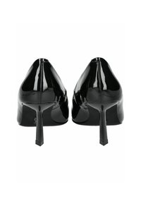 Scarpe con tacco alto in vernice nera, punta affilata e tacco stiletto stretto e geometrico. Superficie liscia e lucida, con dettagli minimi.
