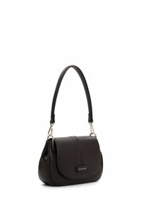 Sac à main en cuir marron avec un design structuré, un rabat supérieur incurvé et une poignée courte. Présente une surface texturée et des finitions en métal argenté.