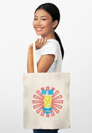 Borsa in tela, colore crema, con un design di un gatto giallo e testo blu "BUONA FORTUNA" con raggi rossi che emanano dal centro.
