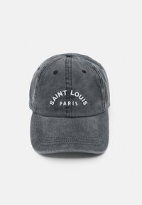 Casquette de baseball grise foncée usée avec texte brodé blanc "SAINT LOUIS PARIS" sur le panneau avant.