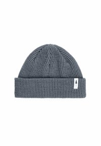 Gorro de punto gris con textura acanalada, puño doblado y una pequeña etiqueta blanca con un gráfico de un árbol en el costado.