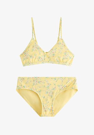 Gult blomstret badetøjssæt i to dele med justerbare skulderstropper og bikinitrusser med høj talje på hvid baggrund.