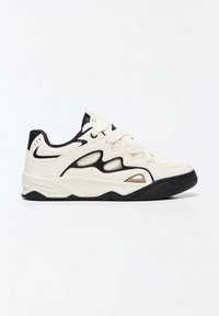 Krém színű sportcipő fekete részletekkel, texturált anyagból, könnyű kialakításban és párnázott talppal. Fűzővel záródik, kivágott díszítésekkel.