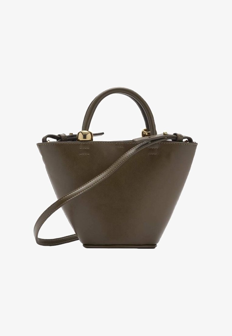 Petit sac à main en cuir brun foncé en forme de trapèze avec des poignées courtes, des ferrures dorées et une longue bandoulière amovible.