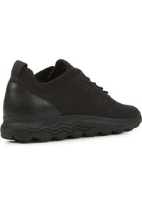 Sneaker nere con tomaia in maglia per traspirabilità, tallone in pelle liscia e suola ondulata imbottita per il comfort.