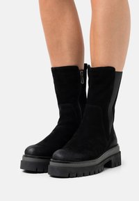 Marco Tozzi Platform boots - black antic