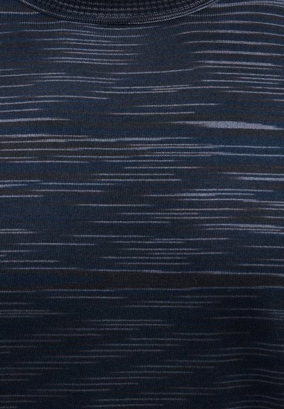 Σκούρο μπλε πλεκτό πουλόβερ με διακριτικό, οριζόντιο ριγέ μοτίβο σε διάφορες αποχρώσεις του μπλε και του γκρι. Το ύφασμα έχει υφή και είναι εφαρμοστό.