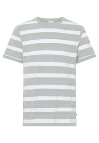 Camiseta a rayas en crema y gris claro con acentos verdes, de mangas cortas y cuello redondo. Material de algodón suave con una textura sutil.