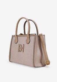 Bolso de mano de cuero beige con acabado texturizado, acentos en negro, doble asa superior y una correa de hombro desmontable. Presenta un logo grabado.