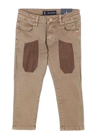 Jeans beige con macchie marroni sulla parte anteriore. Dispone di cinque tasche, cuciture a punto e una vita standard con chiusura a bottone.