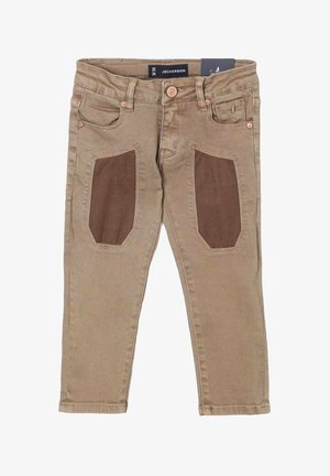 Jeans beige con macchie marroni sulla parte anteriore. Dispone di cinque tasche, cuciture a punto e una vita standard con chiusura a bottone.