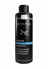 Czarna plastikowa butelka szamponu keratynowego, 300ml. Charakteryzuje się minimalistycznym designem, białym i niebieskim tekstem oraz wzorem molekularnym na etykiecie.