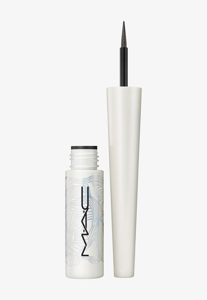 Eyeliner noir dans un applicateur effilé avec un tube blanc brillant présentant un design abstrait subtil et le nom de la marque en noir.