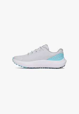 Zapatilla deportiva gris claro con detalles azules en el talón, suela blanca y suela exterior azul texturizada, vista desde el lado derecho sobre fondo blanco.