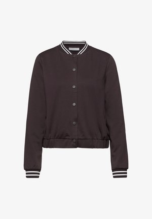 Musta bomber-takki, jossa on nepparikiinnitys, valkoisilla raitoilla varustetut resorit kauluksessa ja hihansuissa, joustava vyötärönauha ja pitkät hihat.