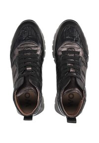 Czarne sneakersy z teksturowaną skórzaną cholewką, błyszczącym wykończeniem i kontrastowymi matowymi akcentami. Wyposażone w sześć czarnych sznurowadeł i pętlę do zakładania.
