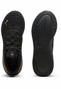 Czarne buty sportowe z teksturowanej siateczki, złotymi akcentami i wzorzystą podeszwą. Posiadają elastyczne sznurówki i wspierający design pięty.