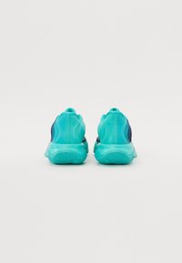 Pantofi sport aqua și bleumarin, cu o talpă texturată, toc rotund și curele de întărire la spate. Finisaj din material sintetic neted.