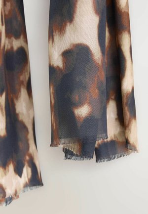 Leopardmönstrad scarf i nyanser av brun, svart och beige. Tillverkad av mjukt tyg med fransade kanter. Designen inkluderar abstrakta fläckar.