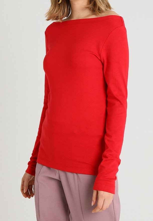 Rotes Langarmshirt mit weit geschnittenem Bootsausschnitt, aus weicher Baumwolle, mit tailliertem Design und glatter Textur. Keine sichtbaren Muster.