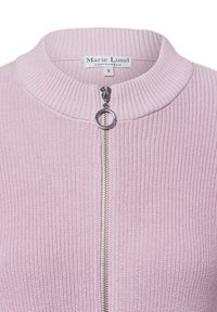 Roze gebreide cardigan met een hoge kraag en een voorrits met een ronde trekker. Textuurstof met ribbel details. Merlabel zichtbaar.