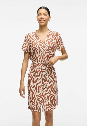 Robe à manches courtes avec un décolleté en V, conçue dans un motif zèbre brun et crème, nouée à la taille, avec un ourlet droit et un tissu doux.