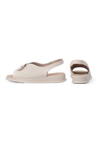 Beige Sandalen mit perforiertem Obermaterial, offenen Zehen, Slingback-Riemen und Gummisohle. Mit einem dekorativen Knopf-Detail an der Seite.