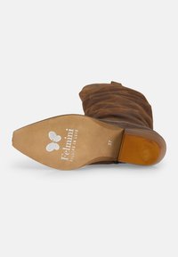 Stivale alla caviglia in suede marrone con design arricciato, tacco piatto e suola in gomma. Presenta logo in rilievo e indicazioni di taglia sulla soletta.