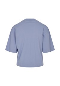 T-shirt court à manches courtes bleu clair uni, vu de dos avec un col rond et des détails de couture simples.