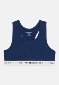Μπλε ναυτικό crop top με αθλητική πλάτη και λευκή ελαστική ταινία με το κείμενο και το λογότυπο "Tommy Hilfiger", σε μέγεθος για παιδιά 8-10 ετών.
