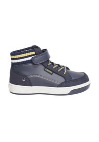 Sneakers alto navy blue con finitura testurizzata, suola bianca, dettagli gialli e colletto a maglia rigata con strisce blu, bianche e dorate.