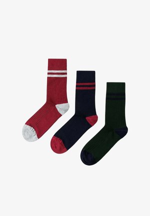 Drei gerippte Crew-Socken: eine rote mit grauer Ferse/Zehe und weißen Streifen, eine marineblaue mit roter Ferse/Zehe und Streifen, eine grüne mit marineblauer Ferse/Zehe und Streifen.