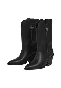 Pareja de botas western de cuero negro hasta la pantorrilla con puntera puntiaguda, tacones apilados, detalle de estrella de metal en el tacón y lengüetas en la parte superior.