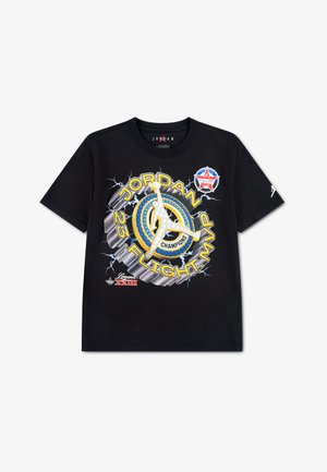 Schwarzes T-Shirt mit großem Grafikelement eines goldenen Jumpman-Logos, blauem Ring und dem Text „JORDAN 23 FLIGHT MVP CHAMPIONS“ in Gelb und Weiß.
