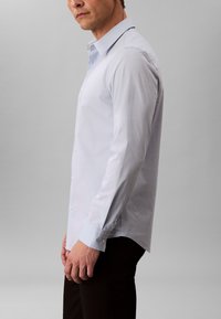 Hele sinine kleit-särk ees nööbitav, pikkade varrukate ja vormitud lõikega. Sile puuvillasest kangast ning kontrastse krae värviga.