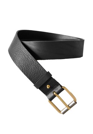 Czarny skórzany pasek o teksturowanej powierzchni z prostokątną złocistą klamrą, zwinięty na białym tle.