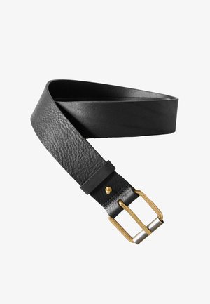 Fekete bőrvállszíj texturált felülettel és aranyszínű, téglalap alakú csattal, fehér háttéren feltekerve.