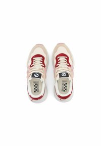 Sneaker rosa chiaro e rossi con tomaia testurizzata, lacci e suola in gomma bianca. Etichetta del marchio in un motivo a scacchi bianco e nero all'interno.
