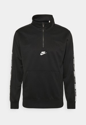 Czarna bluza Nike z zamkiem do połowy, z białym logo na piersi i charakterystycznymi paskami na rękawach, z przednią kieszenią typu kangur.