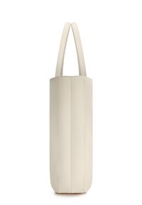 Bolso tote vertical de cuero crema con superficie texturizada, asas planas dobles y base redondeada. Presenta costuras decorativas a lo largo de los lados.